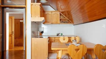 Apartemen Standar, pemandangan kebun | Dapur pribadi | Lemari es, microwave, kompor, dan peralatan masak/sendok-piring