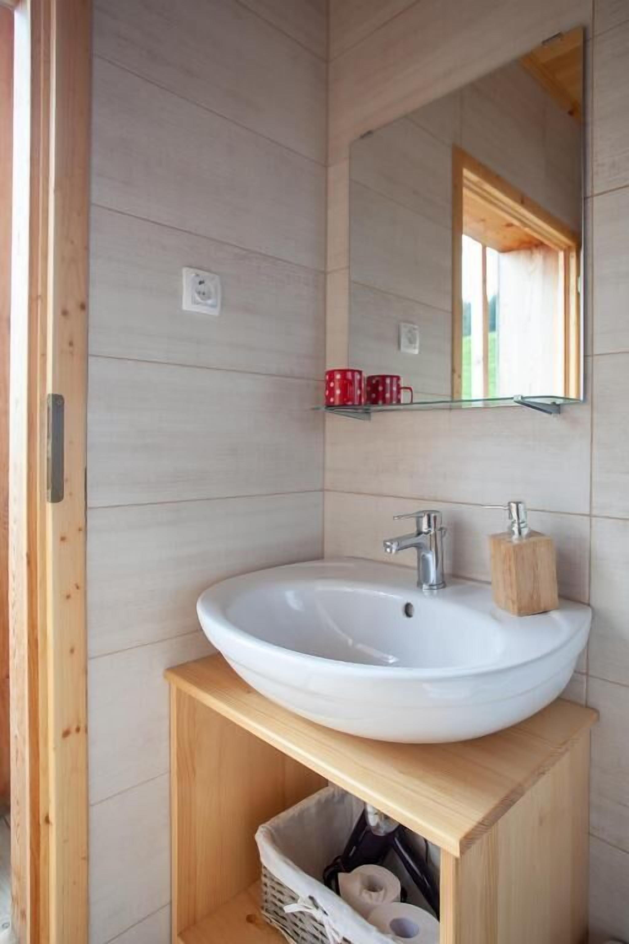 Baita Classic, vista montagna | Bagno | Doccia, asciugacapelli, asciugamani, sapone