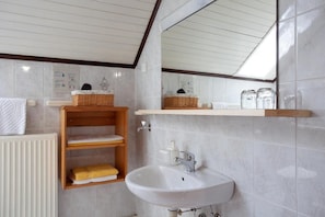 Deluxe Double Room, Mountain View | Bathroom