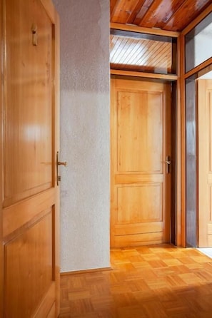 Habitación doble económica, vista al jardín | Interior