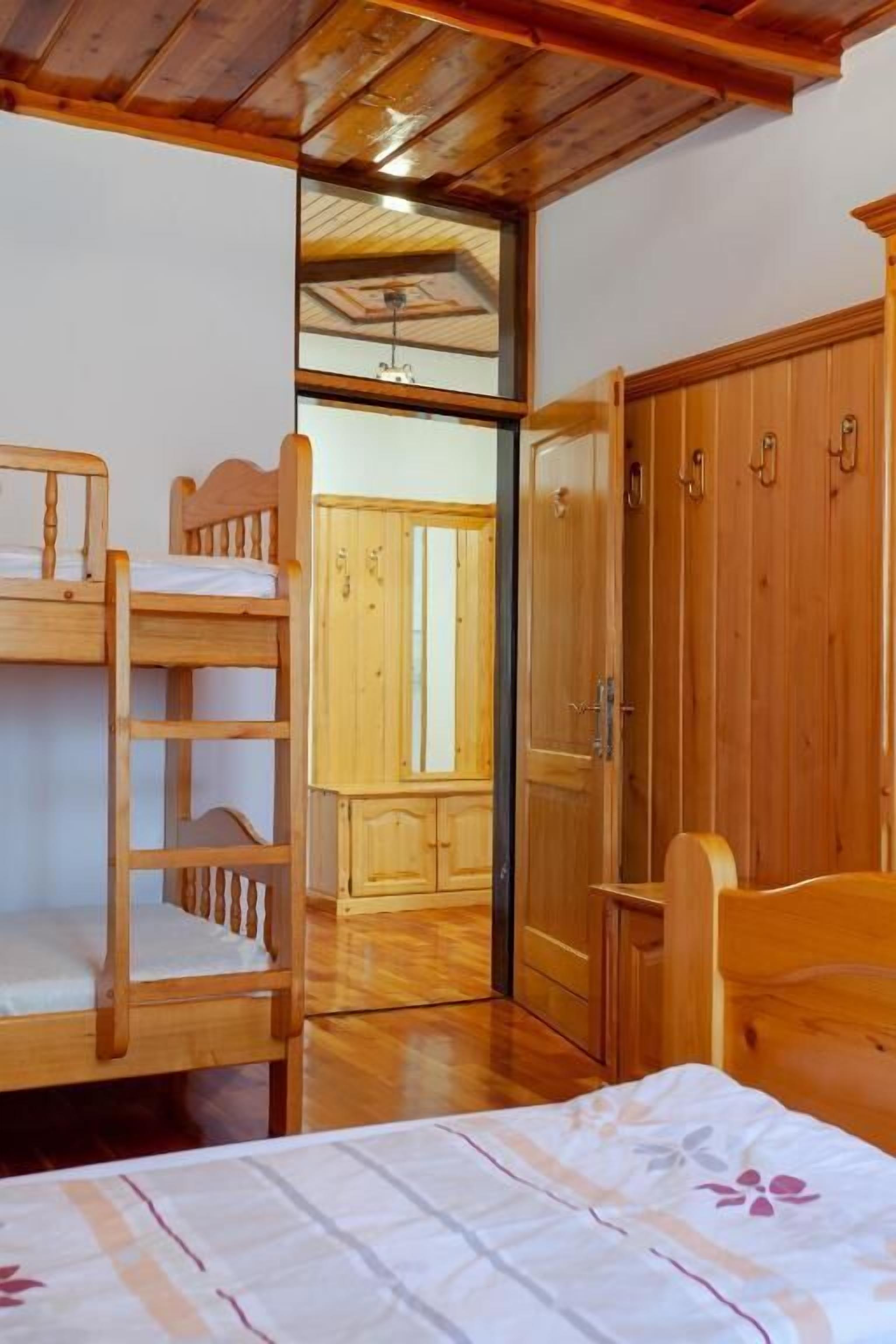 Appartamento familiare, vista montagna | Una scrivania, tende oscuranti, Wi-Fi gratuito