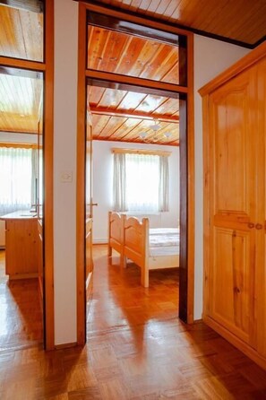 Departamento estándar, vista al jardín | Escritorio, cortinas blackout y wifi gratis 