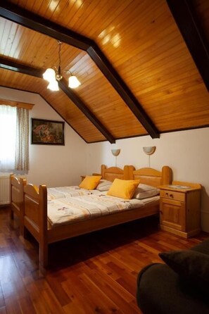 Habitación doble Deluxe, vista a la montaña | Escritorio, cortinas blackout y wifi gratis