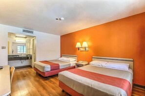 Room - Super 8 by Wyndham Livermore (Livermore)