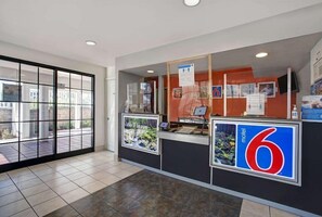 Lobby - Super 8 by Wyndham Livermore (Livermore)