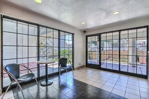 Interior - Super 8 by Wyndham Livermore (Livermore)