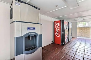 Interior - Super 8 by Wyndham Livermore (Livermore)