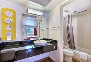 Bathroom - Super 8 by Wyndham Livermore (Livermore)