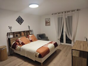 Schreibtisch, Bügeleisen/Bügelbrett, Reisekinderbett, WLAN