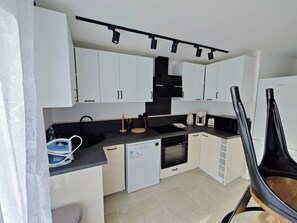 Kühlschrank, Mikrowelle, Ofen, Herdplatte