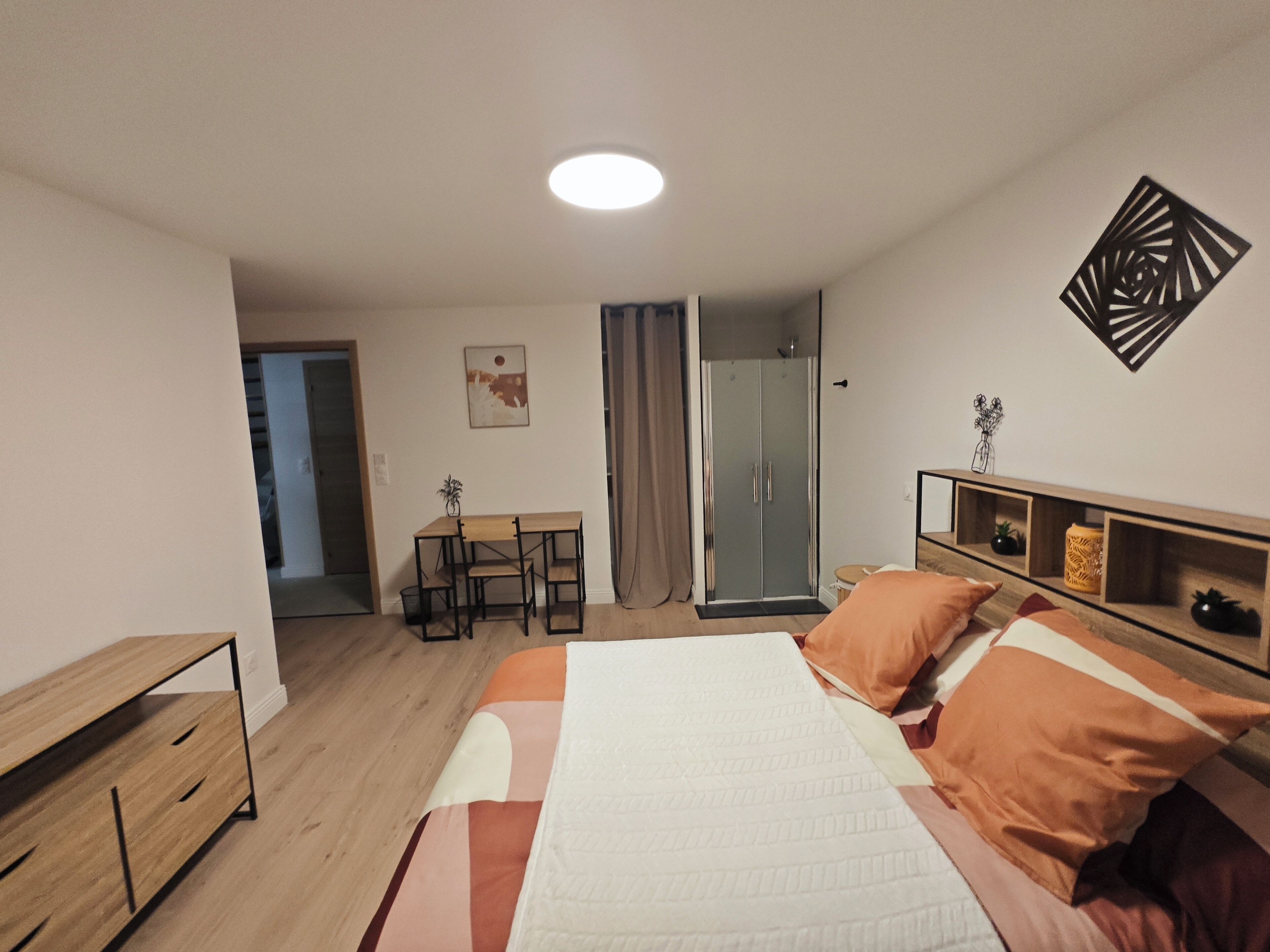 5 bedrooms, desk, iron/ironing board, travel crib