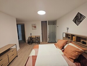 5 camere, una scrivania, ferro/asse da stiro, culla da viaggio