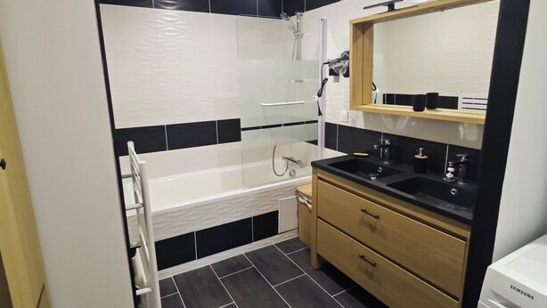 A modern bathroom with a shower, sink, and toilet. - Large apartment between Paris - Disneyland - CDG Airport - B.Olympique Vaires (Brou-sur-Chantereine)