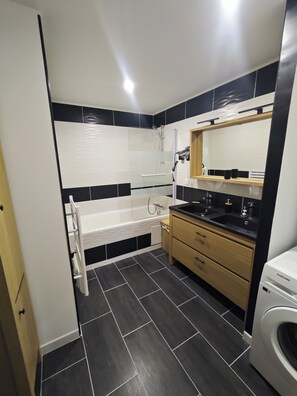 Haartrockner, Handtücher, Seife, Shampoo