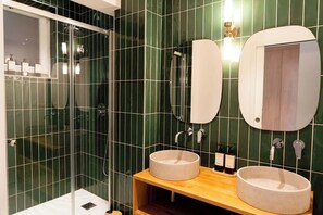 Shower, hair dryer, towels, shampoo - A Wonderfull 3-BR - Saint Victor (Marseille)