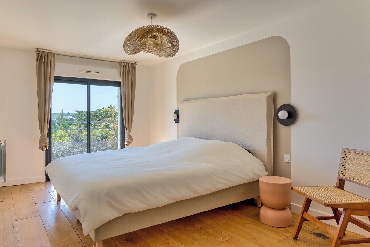 Desk, internet, bed sheets