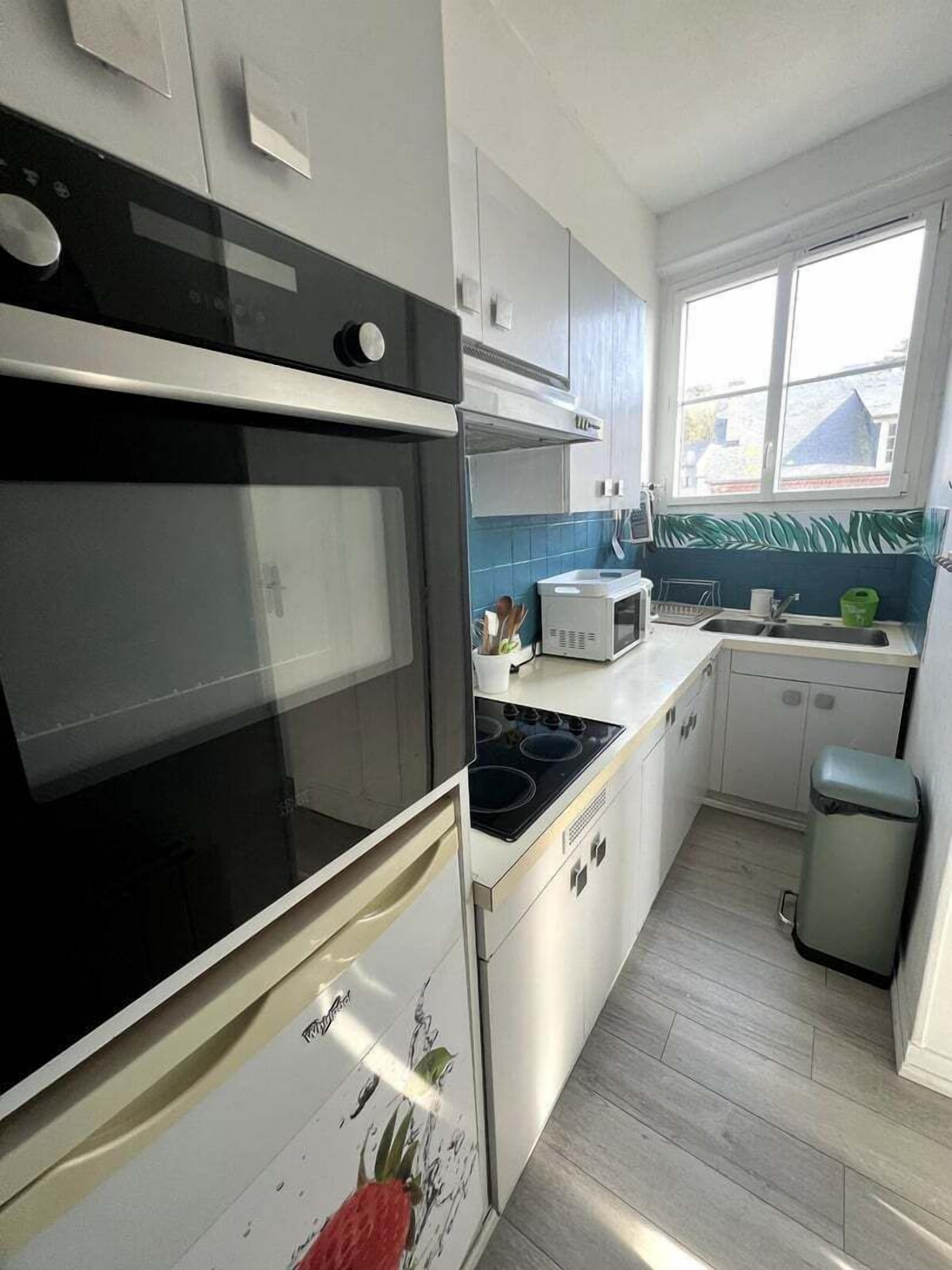 Kjøleskap, mikrobølgeovn, ovn og kaffetrakter/tekoker