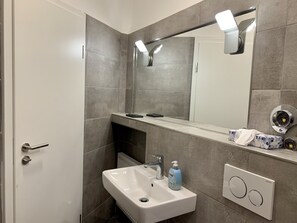 Regadera, toallas, jabón, papel de baño 