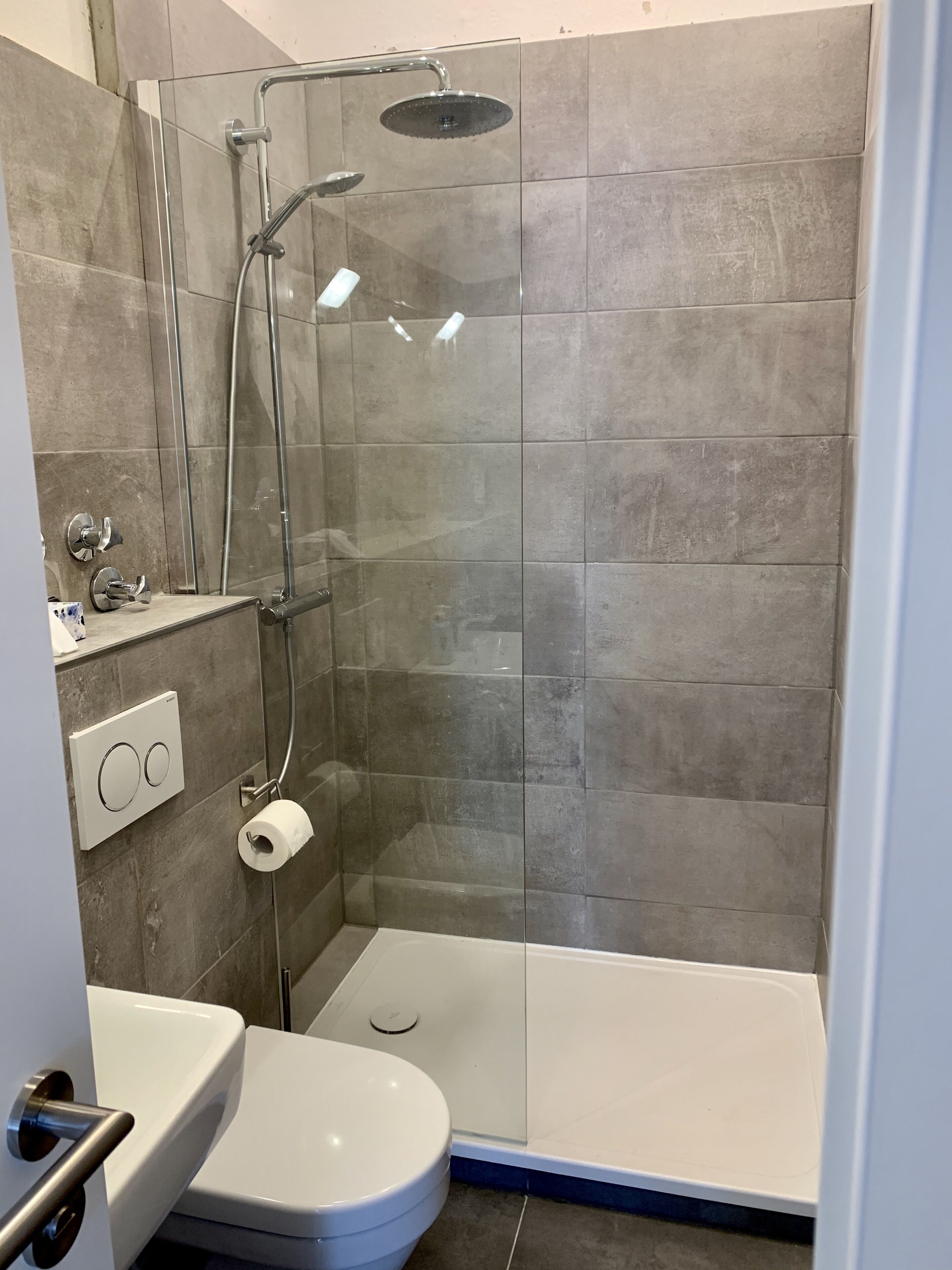 淋浴设施、毛巾、肥皂、卫生纸