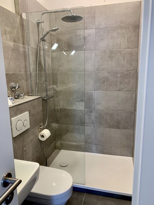 Regadera, toallas, jabón, papel de baño 