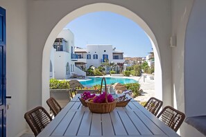 Outdoor dining - Mykonos Pool House 8 shared pool - My Hental Homes (Mykonos)