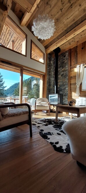 Televisión, chimenea