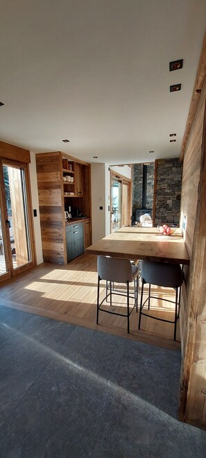 Eine moderne Küche mit Holzschränken und einer Wand in Steinoptik.