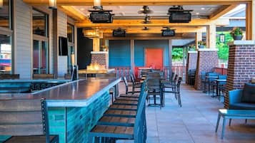 Bar (trong khuôn viên)