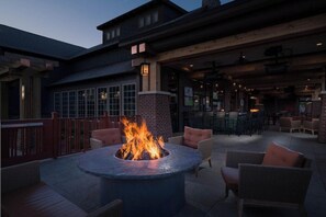 Outdoor dining - Craftsman Inn and Conference Center (Fayetteville)