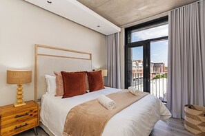1 bedroom, desk, iron/ironing board, free WiFi - Harbourline Haven | Signature #304 | De Waterkant (Cape Town)