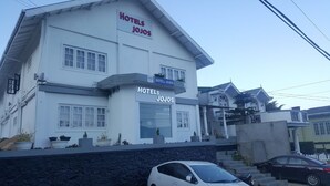 A two-story building with a sign reading "HOTELS JOJOS" on the facade. - Hotel Jojos (Nuwara Eliya)