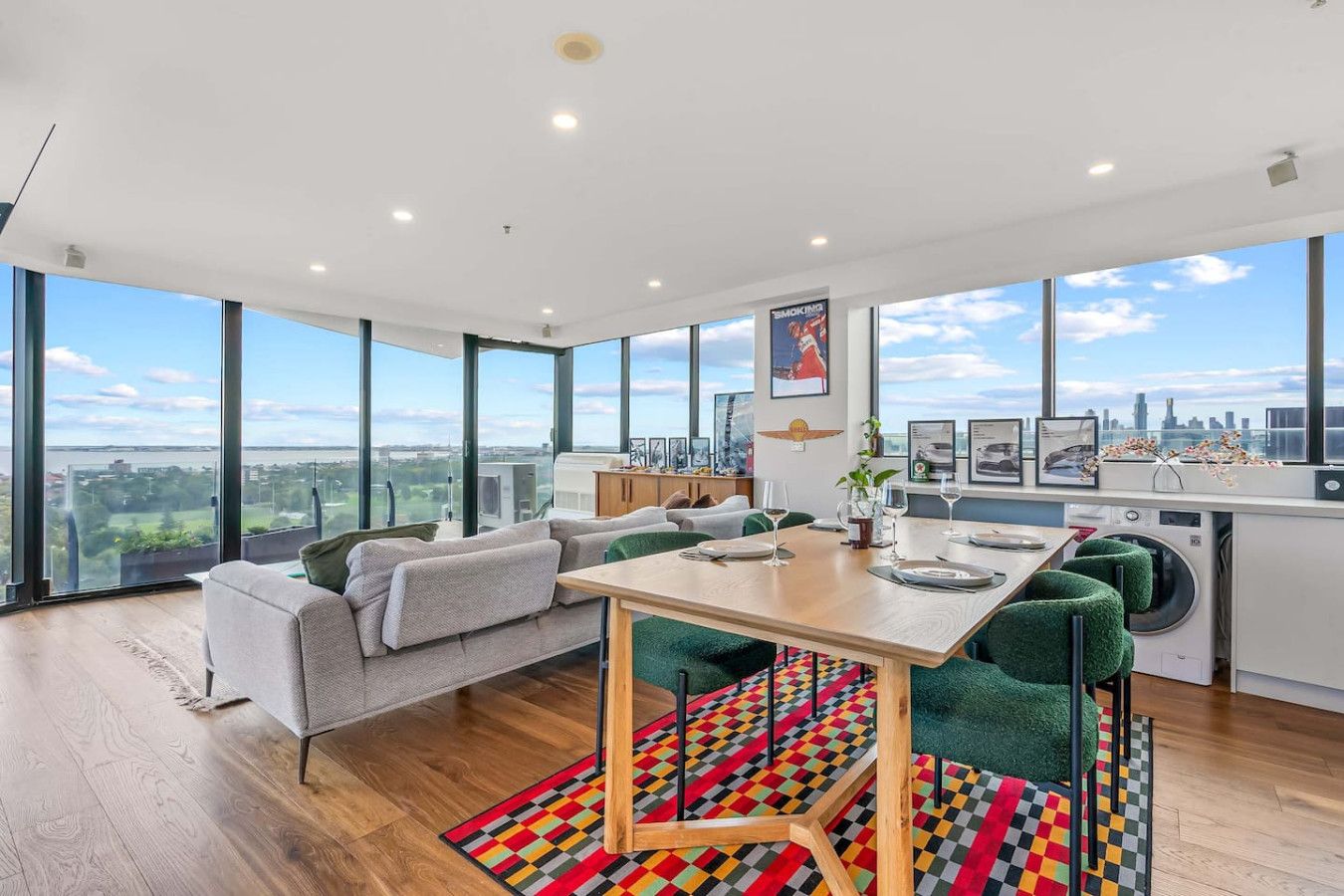 Una cocina moderna con comedor, ventanas amplias y vistas a la ciudad.