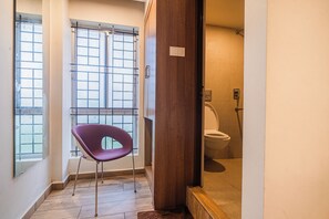 Deluxe dubbelrum | Badrum | Badkar och dusch, gratis toalettartiklar, hårtork och handdukar