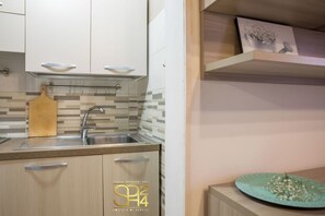 Kühlschrank, Ofen, Herdplatte, Kochgeschirr/Geschirr/Besteck