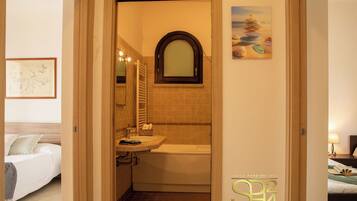 4 bedrooms, iron/ironing board, free WiFi, bed sheets