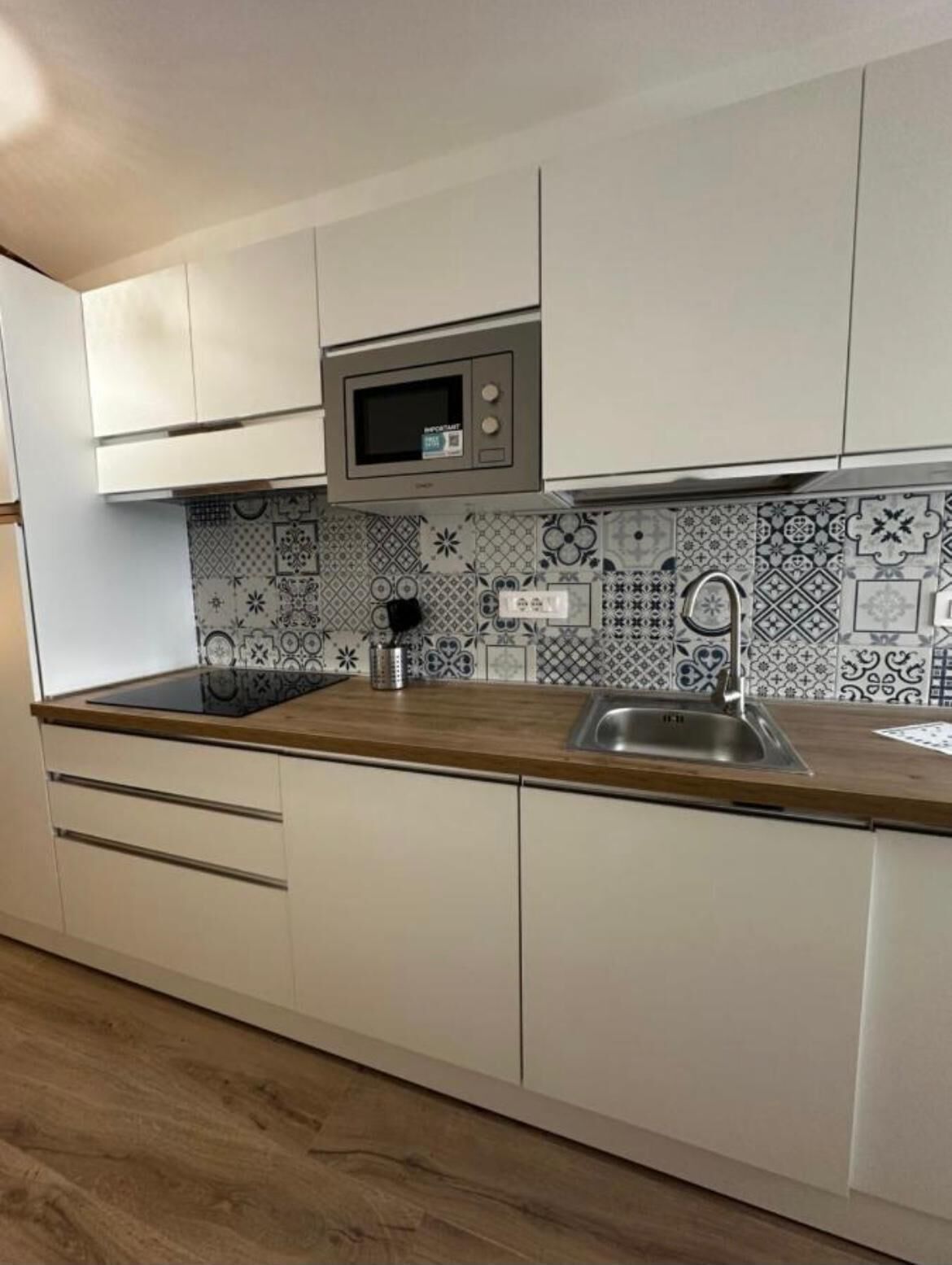 Kühlschrank, Mikrowelle, Herdplatte, Geschirrspüler