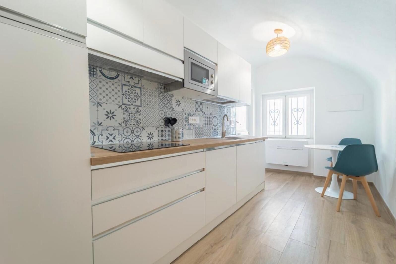 Kühlschrank, Mikrowelle, Herdplatte, Geschirrspüler