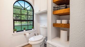 Een haardroger, handdoeken