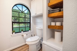 Secador de pelo y toallas