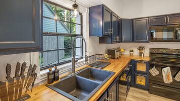 Kjøleskap, mikrobølgeovn, ovn og kokeplater