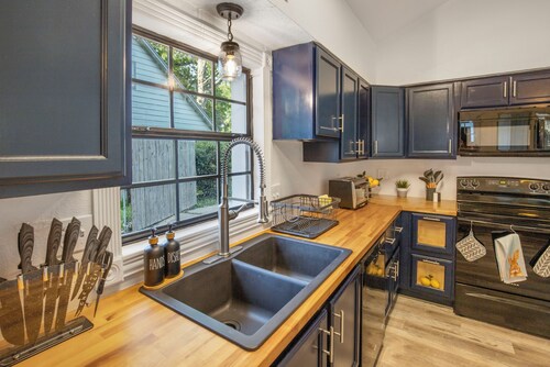 Stay at St. Cloud, a comfortable house near Kemah Boardwalk that sleeps 7. Highlights include a king bed, fully fenced yard, 2-car garage, spacious kitchen, 4K TVs, foosball, and cozy fireplaces—ideal for families and small groups.