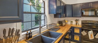 Stay at St. Cloud, a comfortable house near Kemah Boardwalk that sleeps 7. Highlights include a king bed, fully fenced yard, 2-car garage, spacious kitchen, 4K TVs, foosball, and cozy fireplaces—ideal for families and small groups.