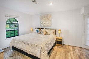 Escritorio, tabla de planchar con plancha, wifi gratis y ropa de cama