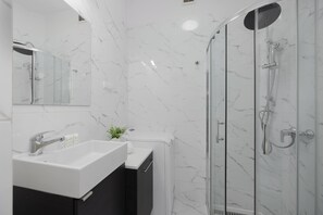 Dusche, Haartrockner, Handtücher, Shampoo