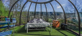 Cabin 'Nuit Insolite En Dôme Vitré' with Mountain View, Private Terrace and Shared Garden