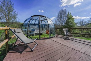 Terrace/patio - Cabin 'Nuit Insolite En Dôme Vitré' with Mountain View, Private Terrace and Shared Garden (Bélesta)