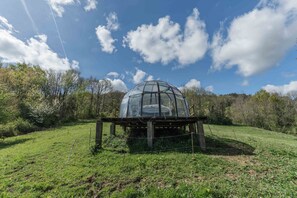 Exterior - Cabin 'Nuit Insolite En Dôme Vitré' with Mountain View, Private Terrace and Shared Garden (Bélesta)