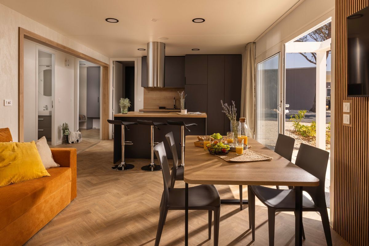 Een koelkast, een microgolfoven, een kinderstoel