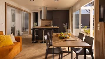 Een koelkast, een microgolfoven, een kinderstoel