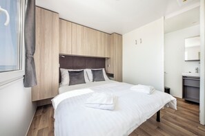 Caja fuerte, escritorio, wifi gratis y ropa de cama